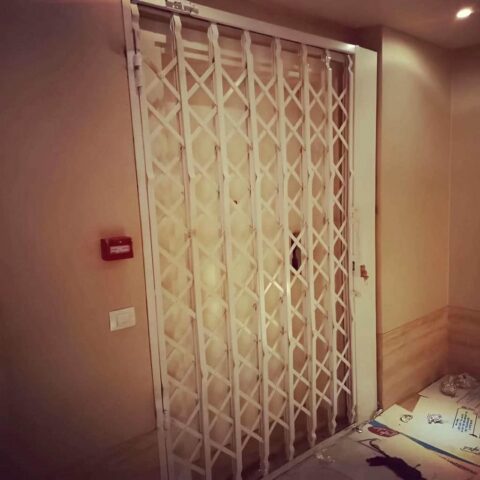 accordion-door-protection-apartment-abq محاسبه قیمت نرده و محافظ آکاردئونی