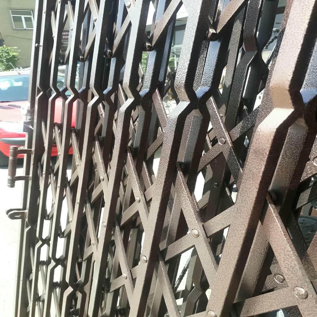 نصب درب آکاردئونی پشت درب در کرمان