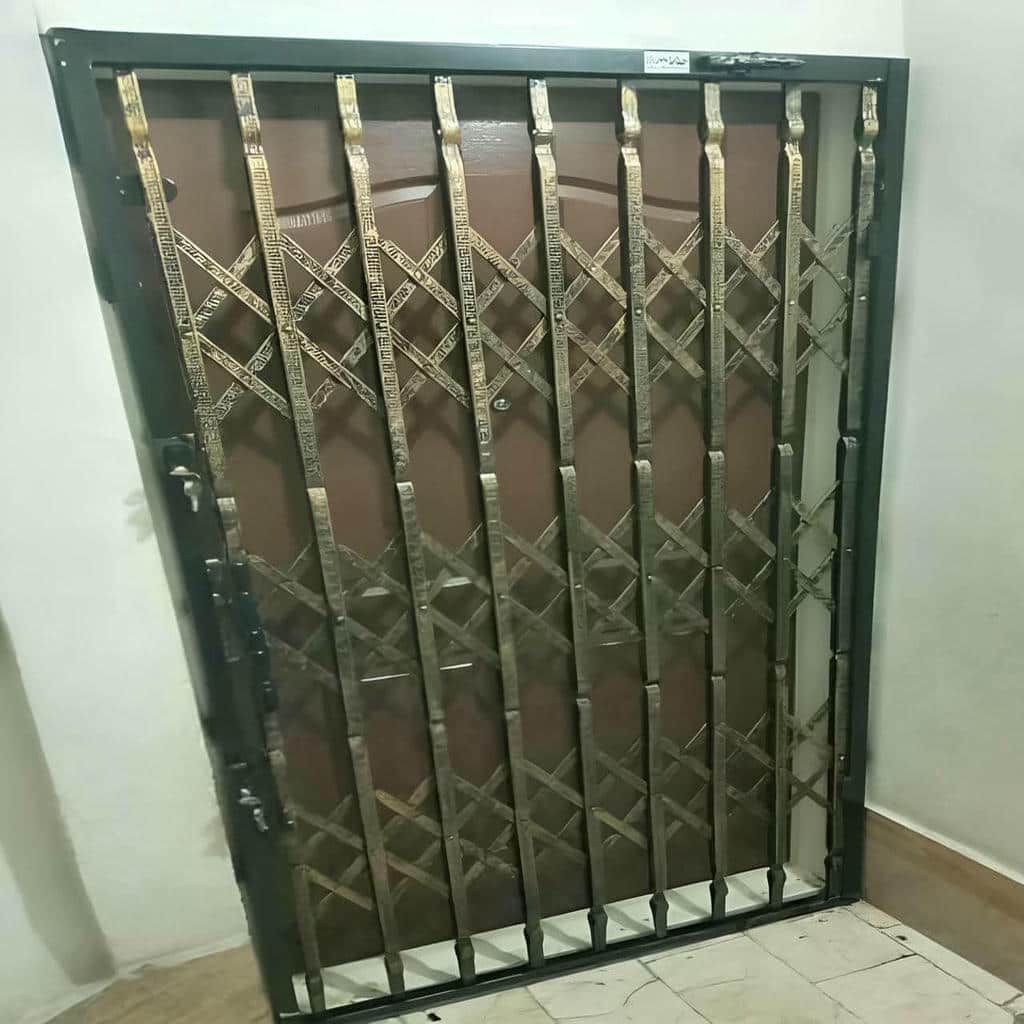 نصب درب آکاردئونی پشت درب در اراک
