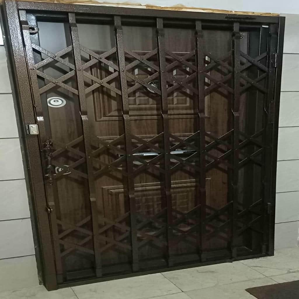 نصب درب آکاردئونی پشت درب در مشهد