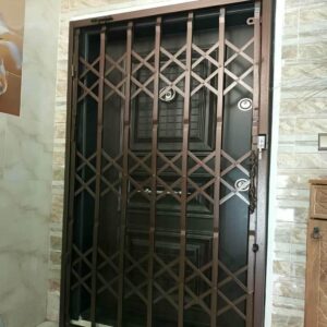 درب آکاردئونی حفاظ خانه در سمنان