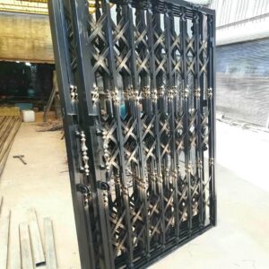 درب آکاردئونی در بندر انزلی
