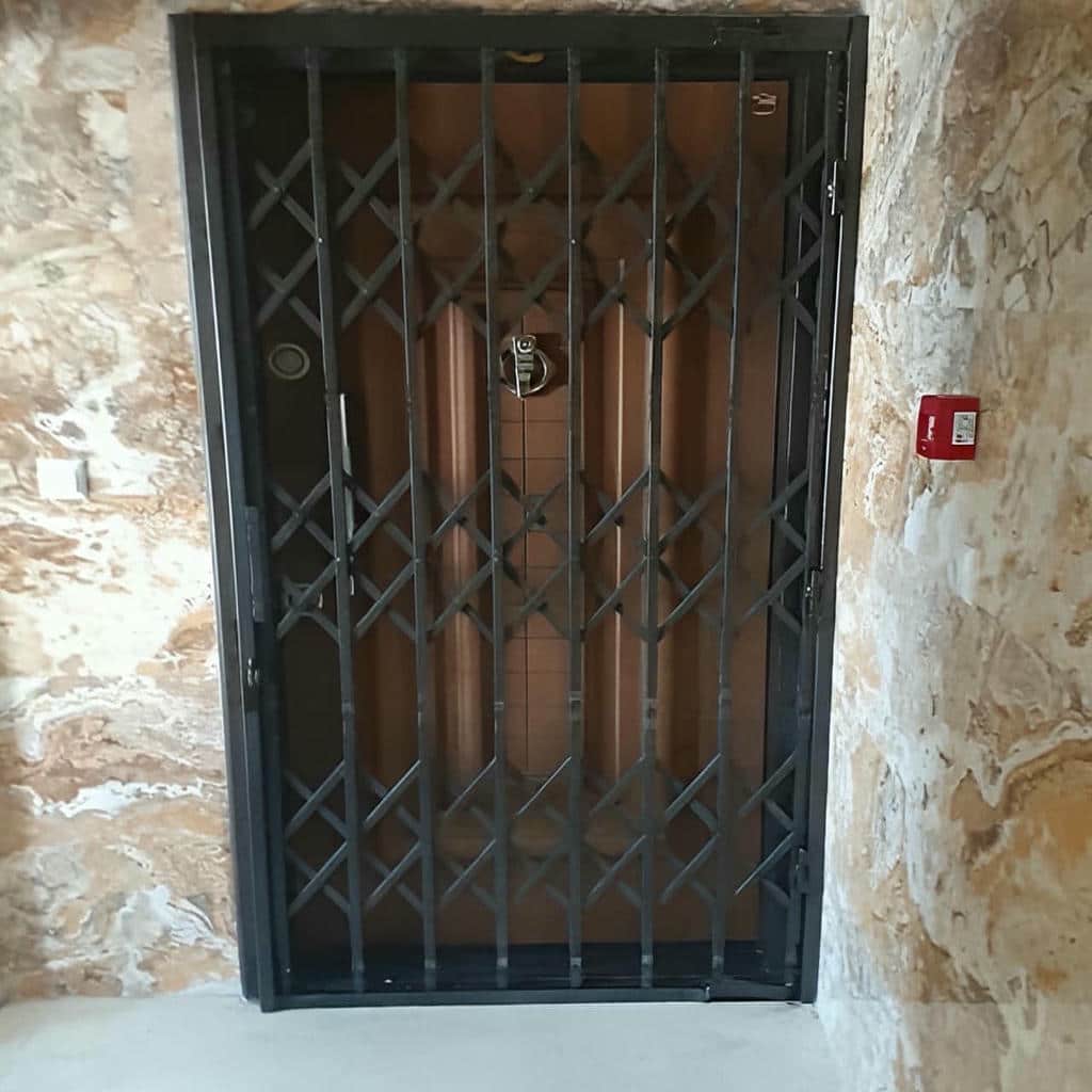 نصب درب آکاردئونی چهارگل در قشم