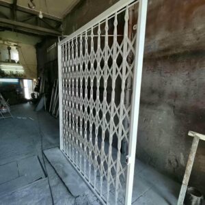 درب آکاردئونی در نیشابور