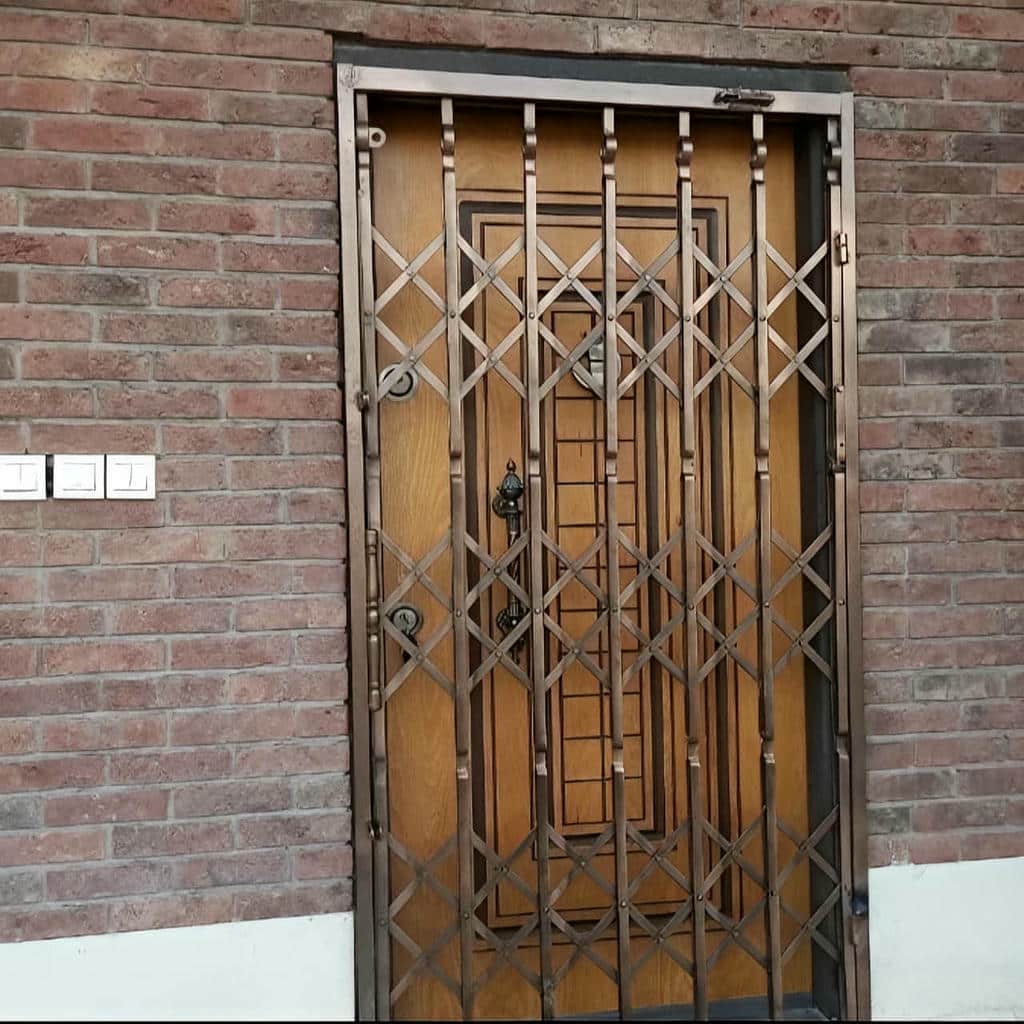 نصب درب آکاردئونی حفاظ خانه چهارگل در آمل