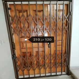 درب آکاردئونی در باغ عباس‌آباد