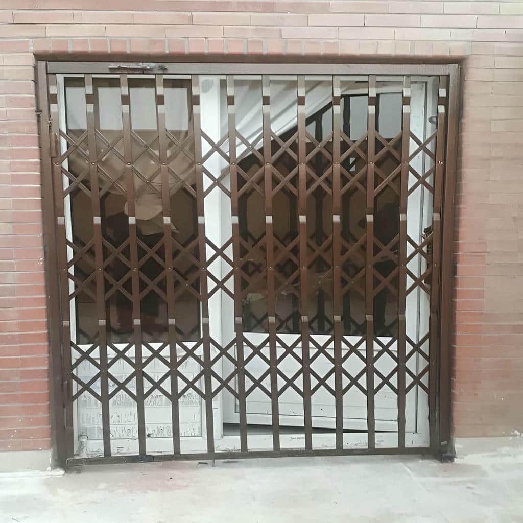 نصب درب آکاردئونی پشت درب در یاسوج