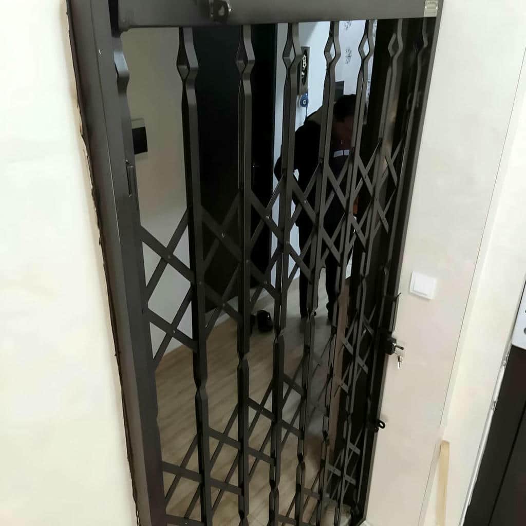 درب آکاردئونی در پردیس