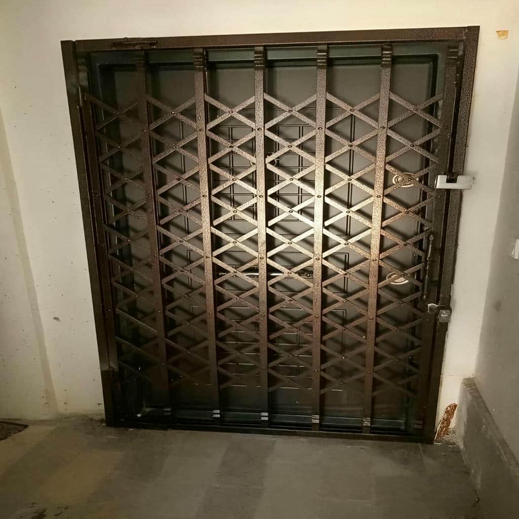 نصب درب آکاردئونی پشت درب در ایرانشهر