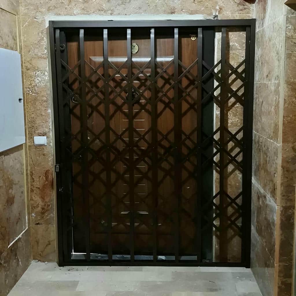 نصب درب آکاردئونی پشت درب در گنبدکاووس