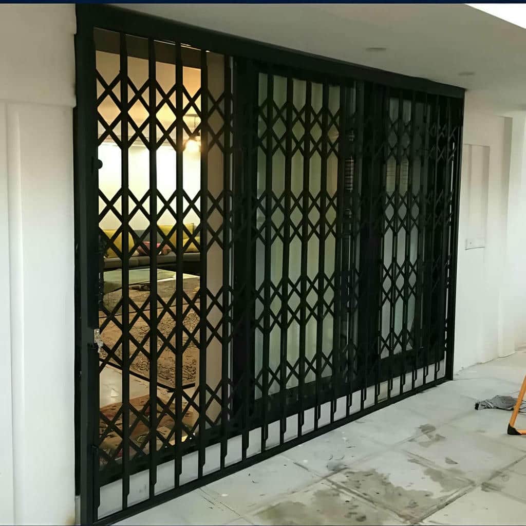 درب آکاردئونی در عظیمیه کرج