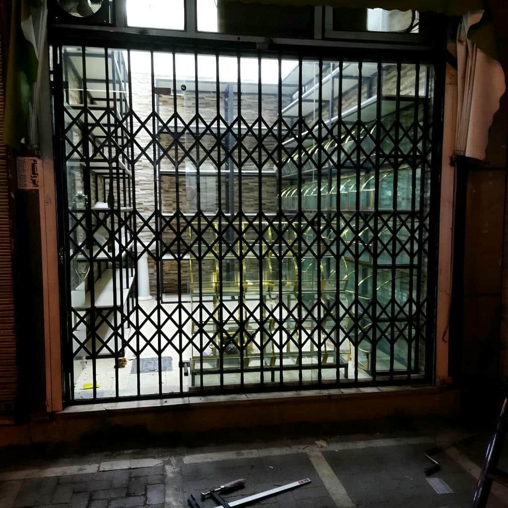درب آکاردئونی در چالوس