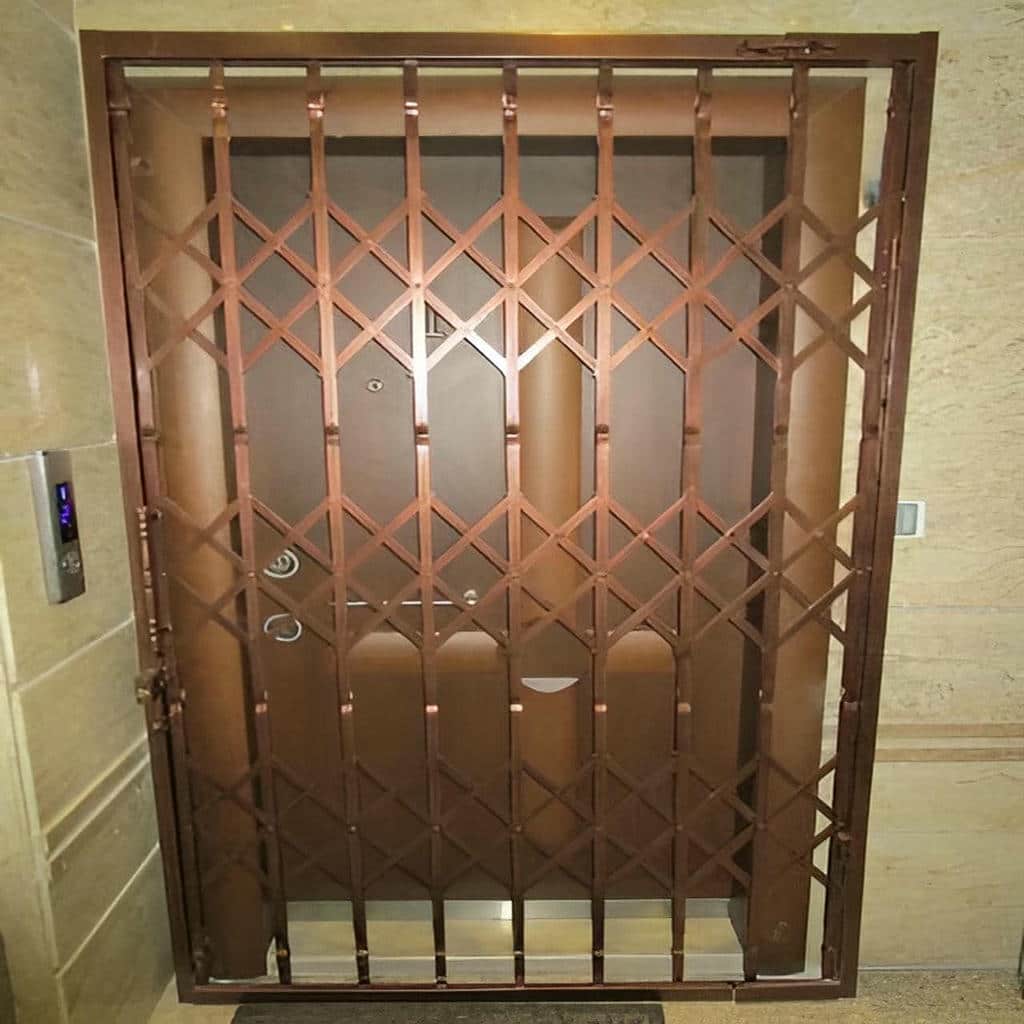 نصب درب آکاردئونی پشت درب در زاهدان