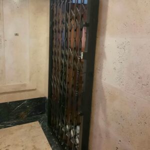 درب آکاردئونی در کرمان