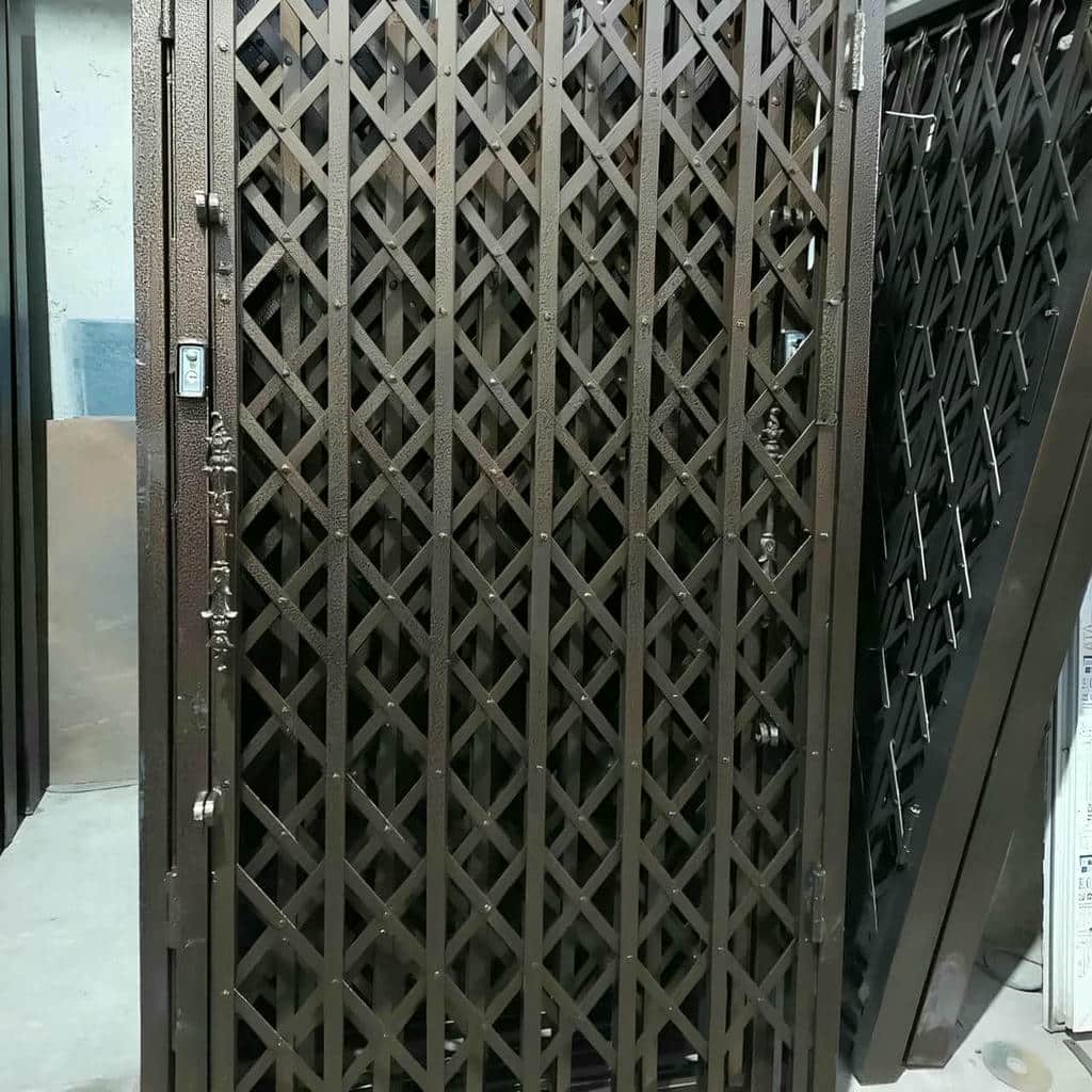 نصب درب آکاردئونی پشت درب در سبزوار