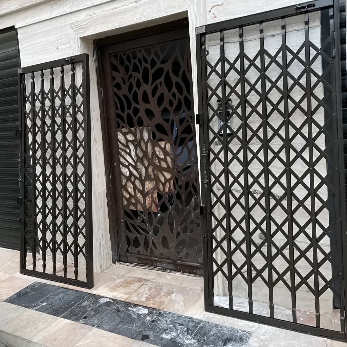 درب آکاردئونی حفاظ خانه در قائمشهر