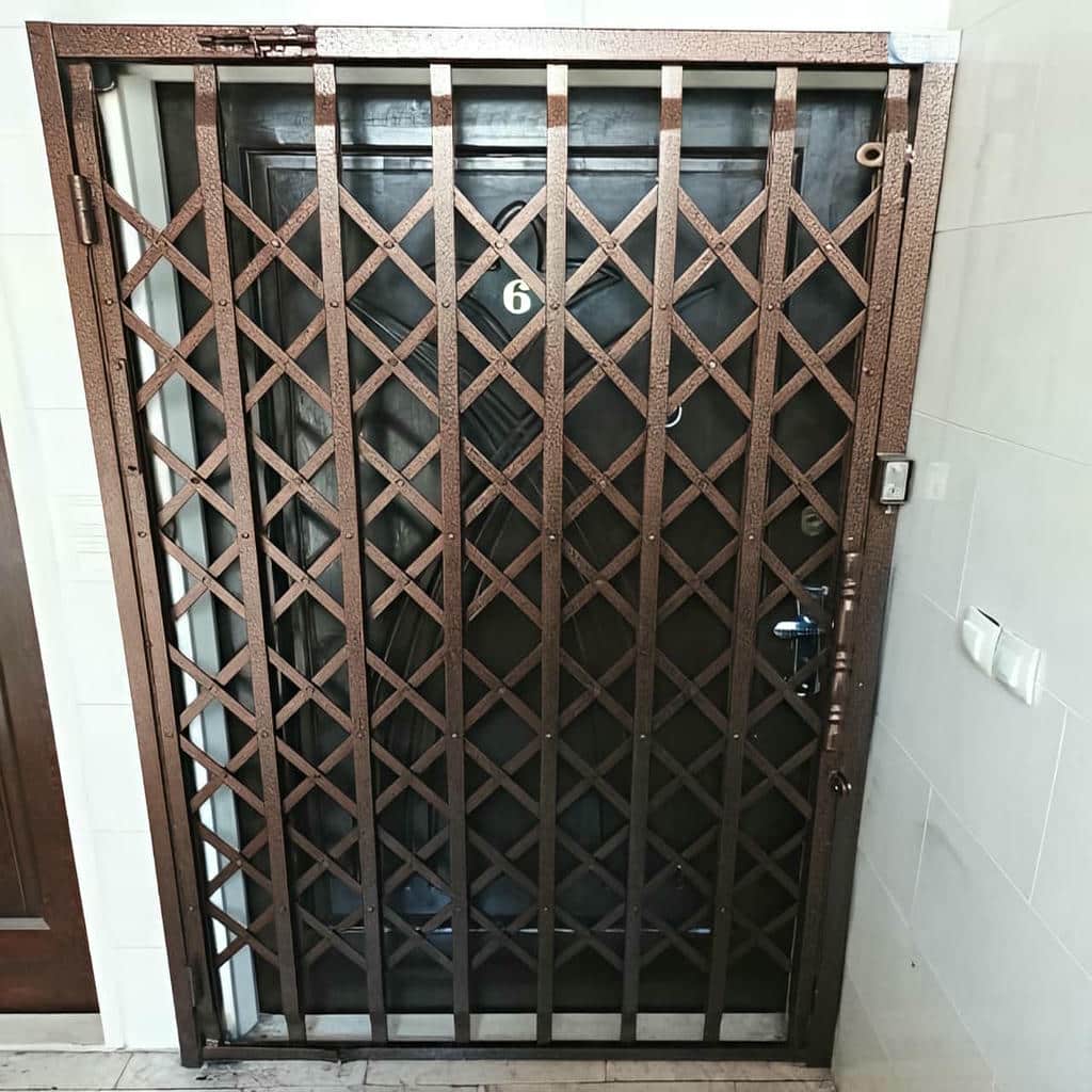 درب آکاردئونی در نوشهر