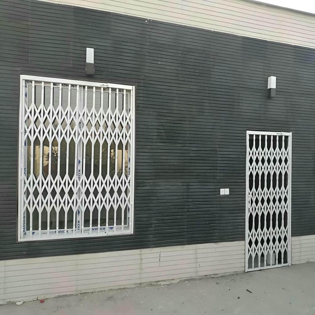 نصب درب آکاردئونی پشت درب در کاشان