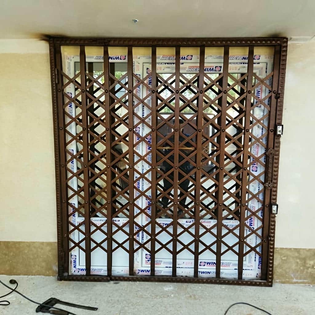 نصب درب آکاردئونی پشت درب در همدان