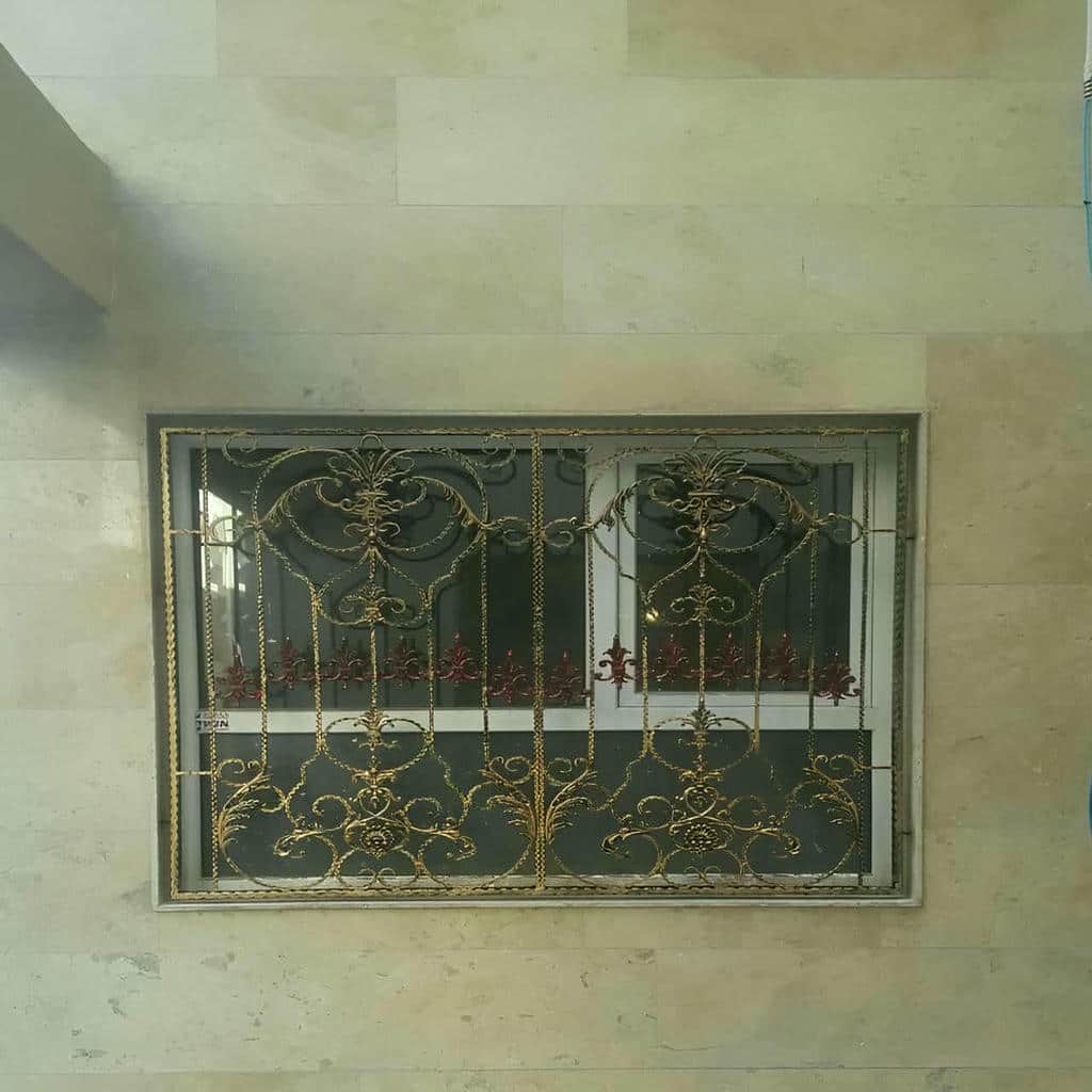 حفاظ پنجره ساختمان در عظیمیه کرج