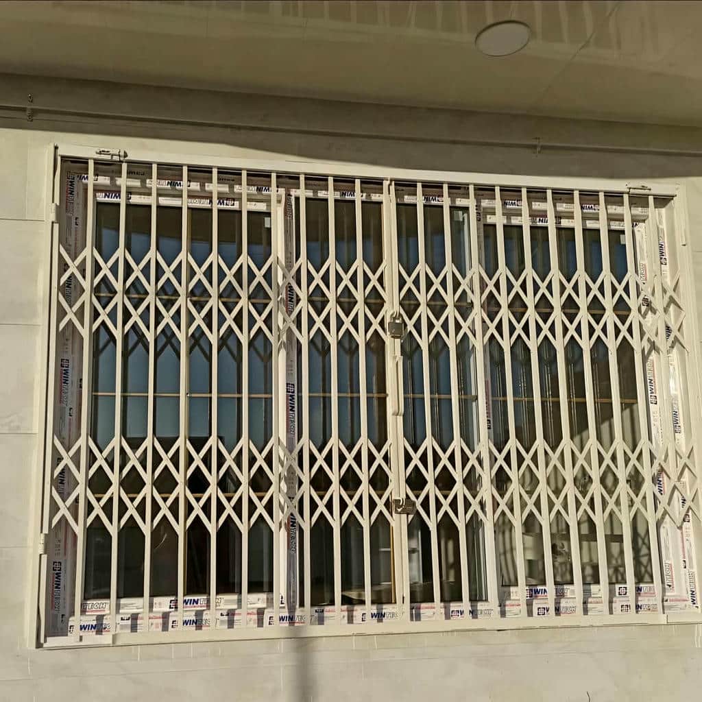 نصب حفاظ پنجره ساختمان ساده در اندیشه