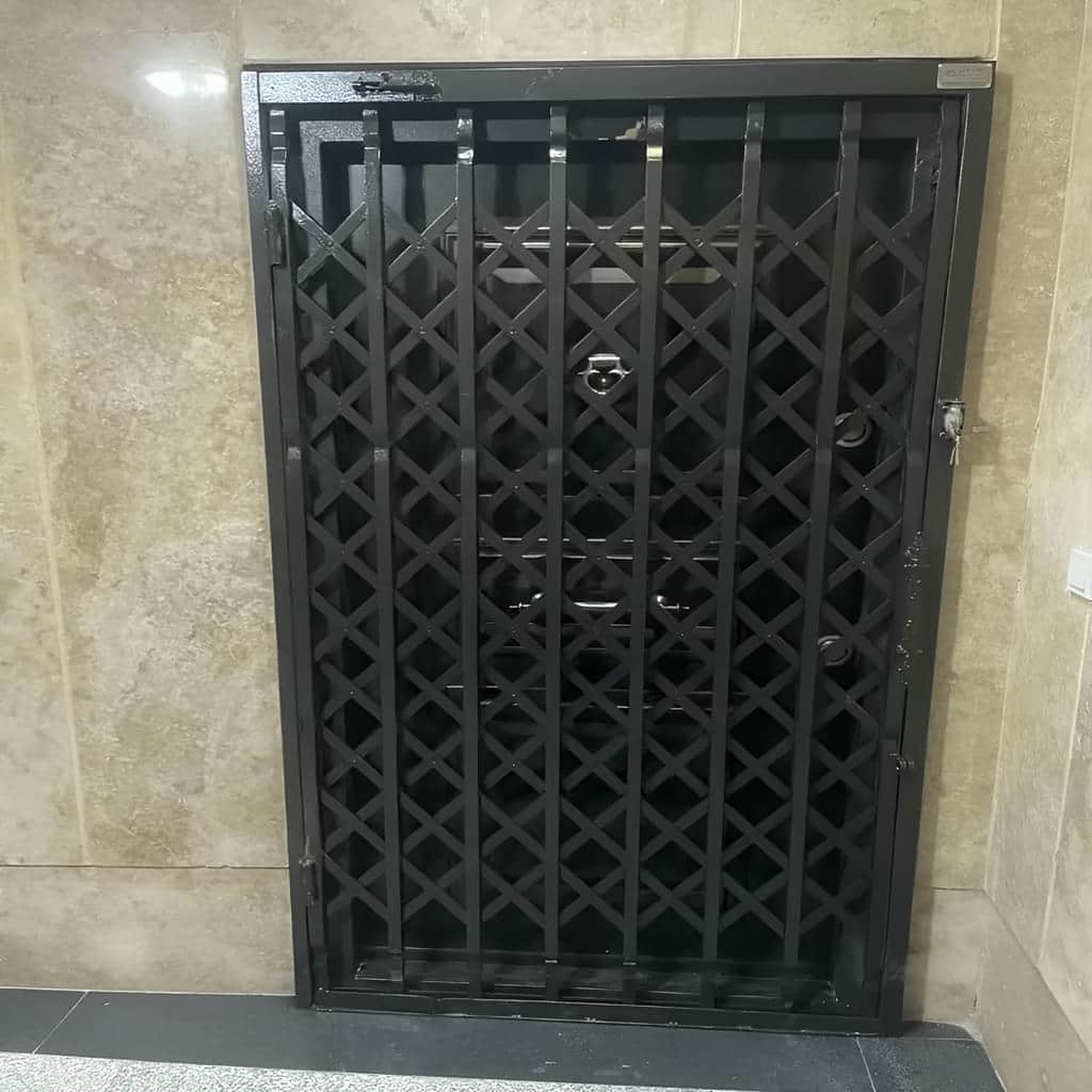درب آکاردئونی فلزی با ریل روان ورودی
