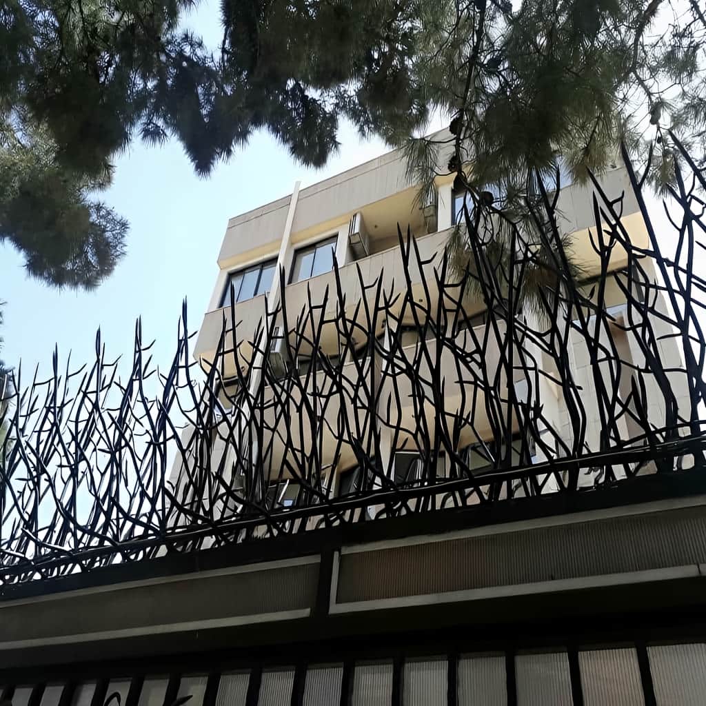 حفاظ سرنیزه ای فلزی با ظاهر کلاسیک دیوار