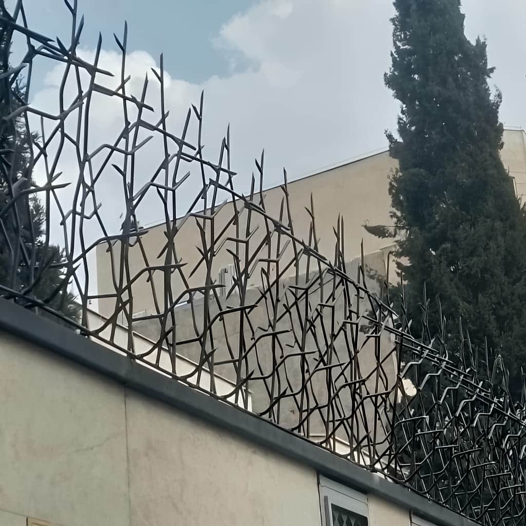 حفاظ شاخ گوزنی و حفاظ سرنیزه ای با مهار محکم پایه