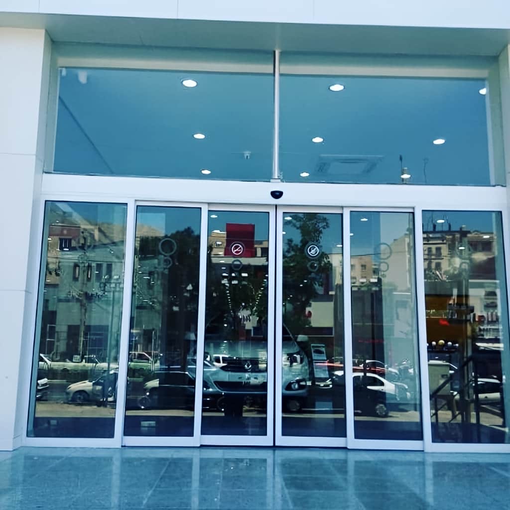 درب کشویی اتوماتیک شیشه ای با شیشه سکوریت شفاف