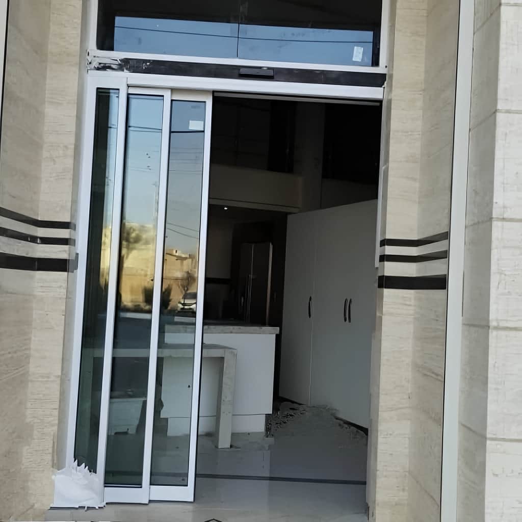 درب کشویی اتوماتیک شیشه ای با فریم آلومینیومی ظریف