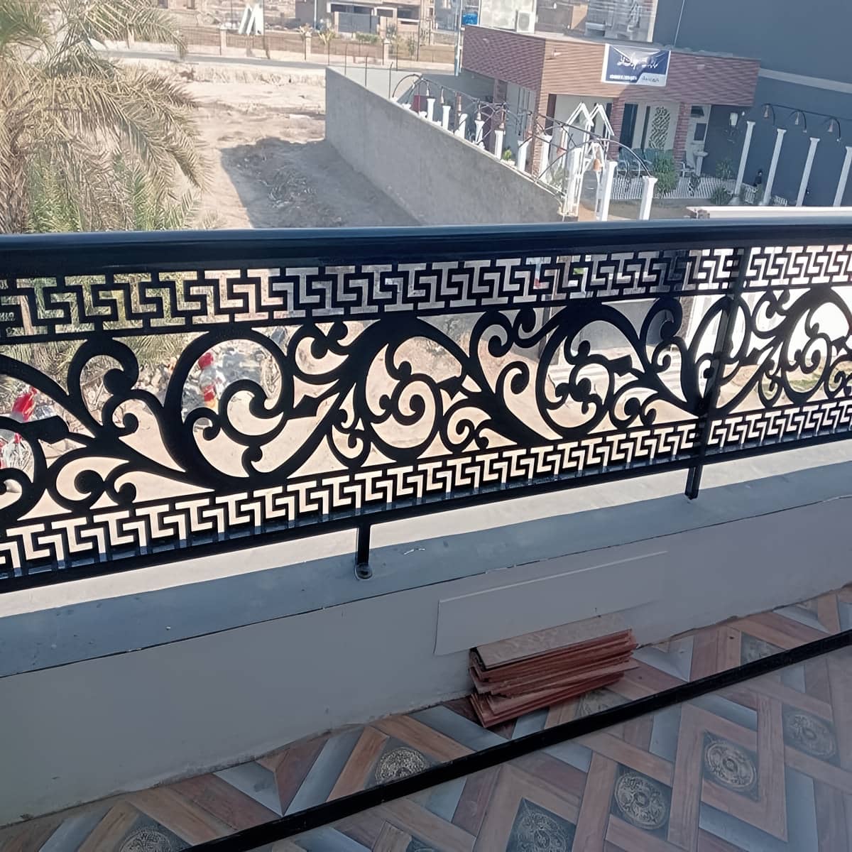نرده سی ان سی دکوراتیو بالکن با ضخامت ورق مناسب نرده سی ان سی دکوراتیو بالکن با ضخامت ورق مناسب