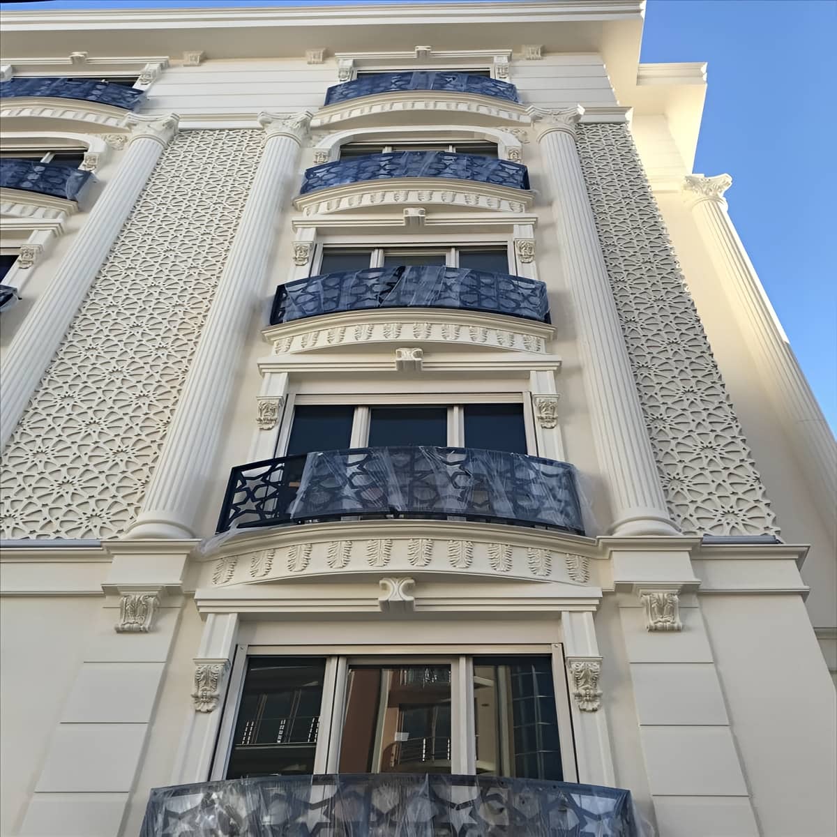 نرده سی ان سی دکوراتیو بالکن با طرح برش خورده نما نرده سی ان سی دکوراتیو بالکن