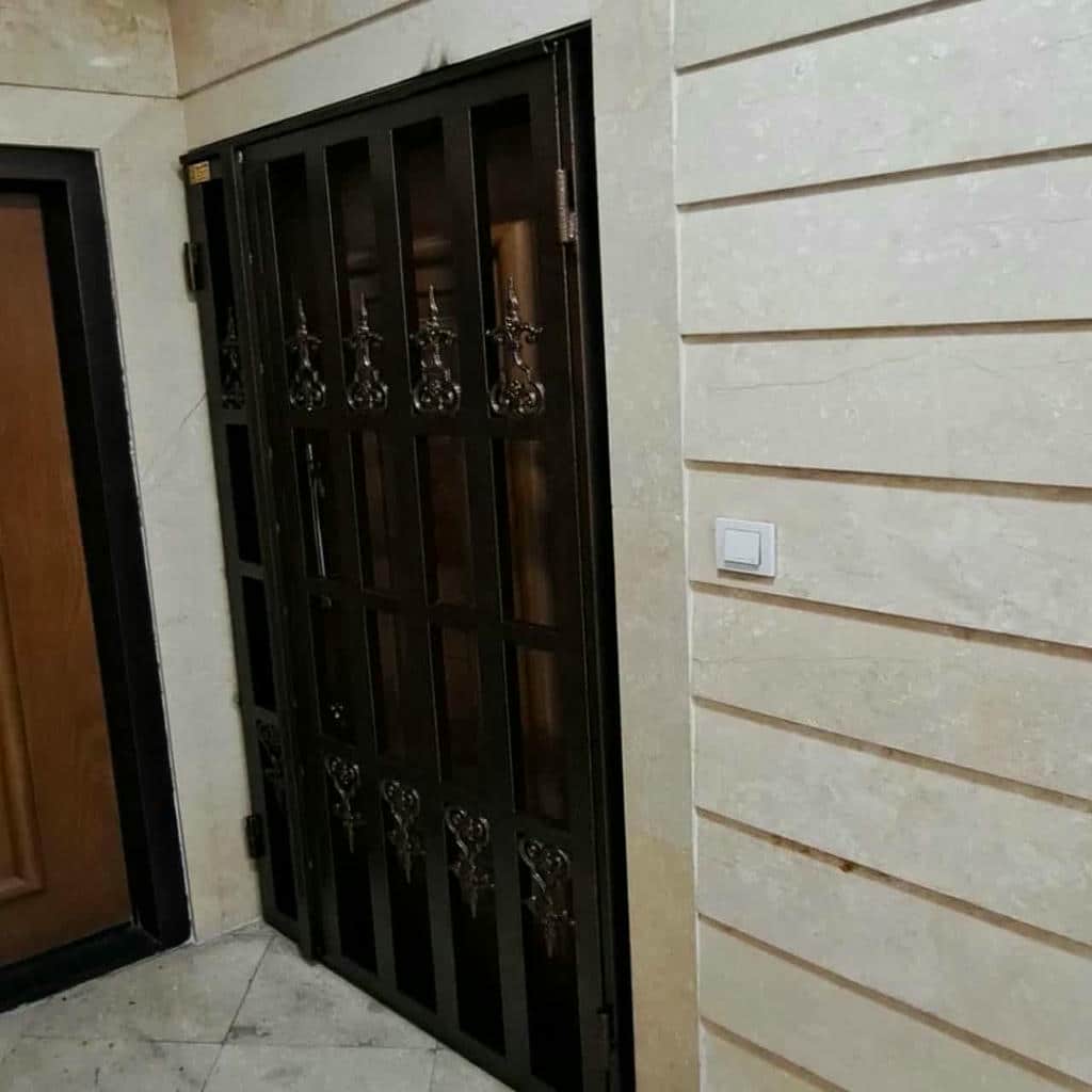 محافظ درب آپارتمان با مدل لولایی بازشو