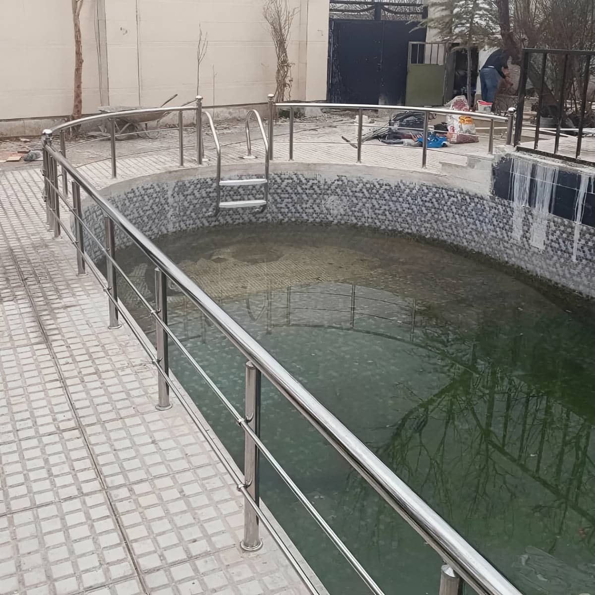 هندریل استیل دیواری مقاوم با پایه محکم روی دیوار هندریل استیل دیواری مقاوم با پایه محکم روی دیوار