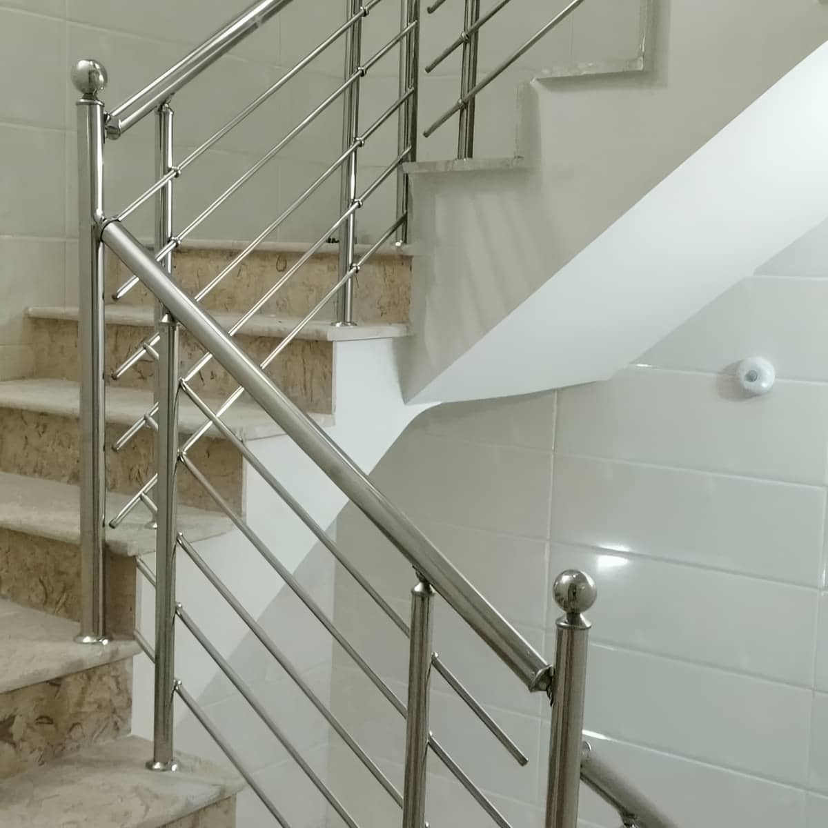 نرده استیل ضدزنگ 304 با پایه محکم روی کف