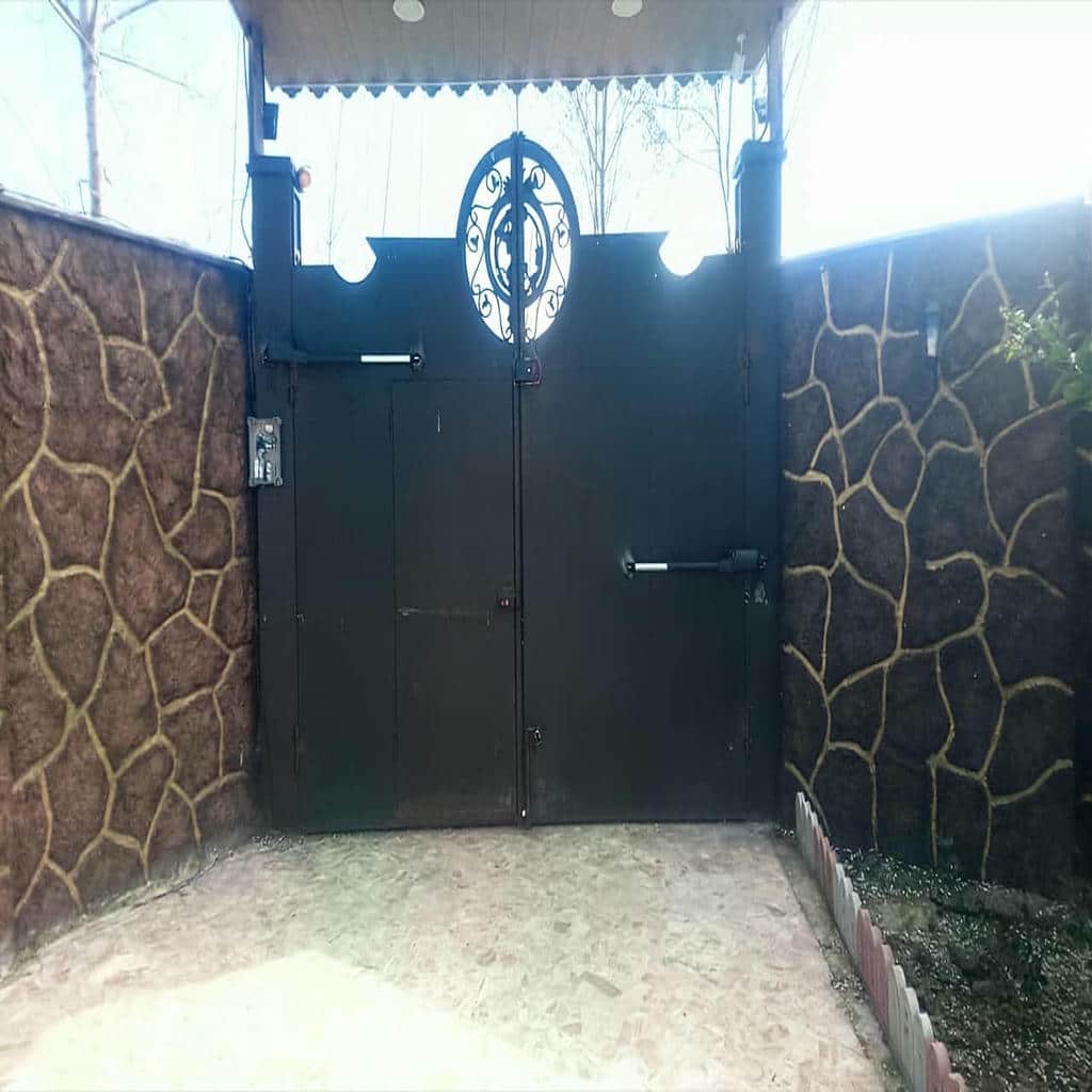 جک درب برقی پارکینگ با چشمی ایمنی روبروی ورودی