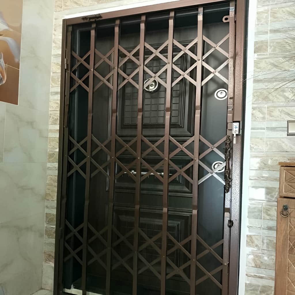 درب آکاردئونی سه گل تسمه با لوزی باز و نمای سبک