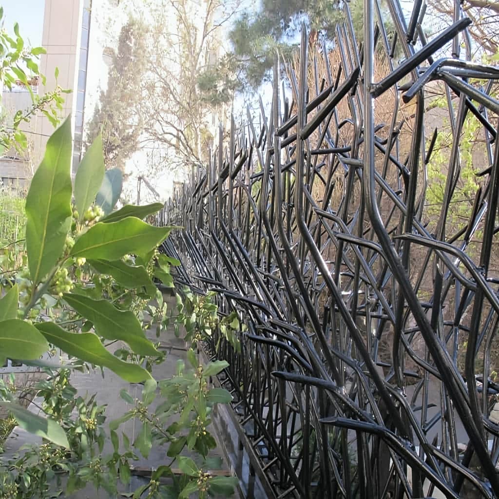 حفاظ بوته ای دیوار پرتراکم با فرم کلاسیک هماهنگ نمای سنگی