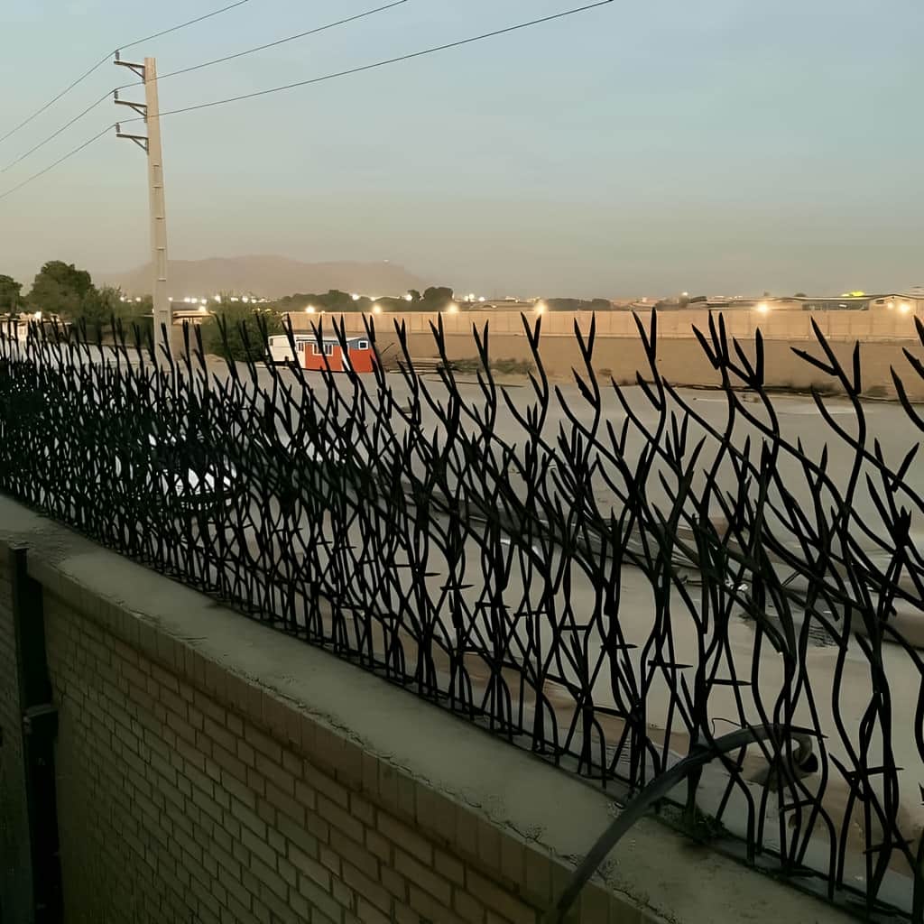 حفاظ دیوار پرتراکم موج‌دار در امتداد محوطه سبز