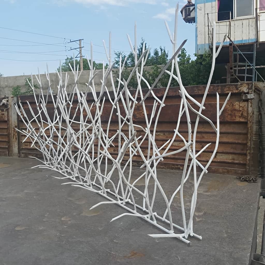حفاظ دیوار بلند ضد سرقت با فرم نیزار هماهنگ نمای مدرن