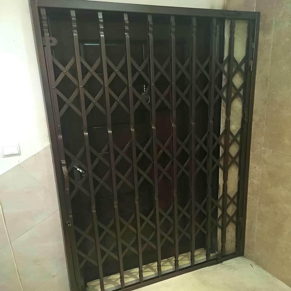 حفاظ درب ضد سرقت فلزی با تسمه پهن و خطوط برجسته حفاظ درب ضد سرقت فلزی با تسمه پهن و خطوط برجسته