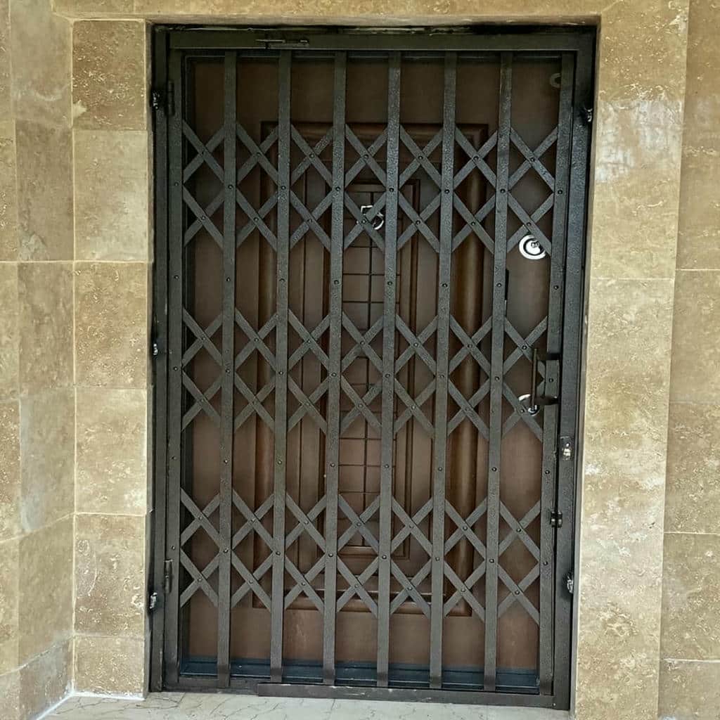 حفاظ آکاردئونی درب واحد مسکونی با طرح ساده و نمای مینیمال حفاظ آکاردئونی درب واحد مسکونی با طرح ساده و نمای مینیمال