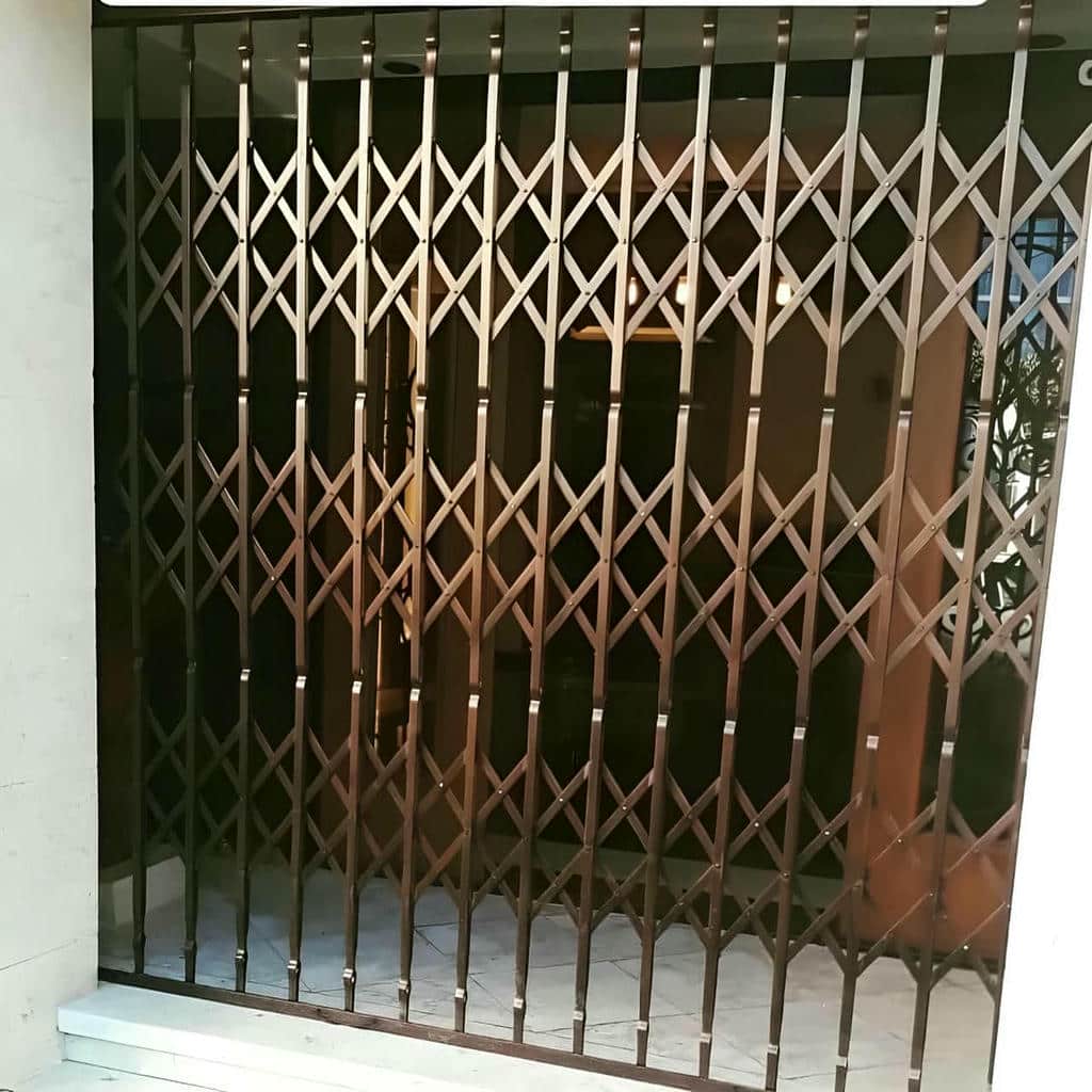 حفاظ آکاردئونی دو جداره ورودی با شبکه باز و نمای روشن