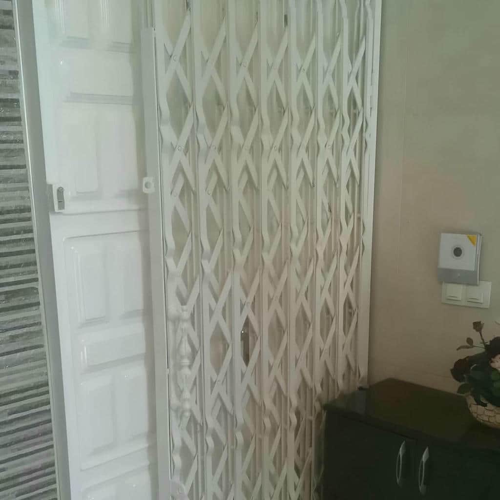 درب آکاردئونی طرح دار لوزی با تسمه باریک و قاب مدرن