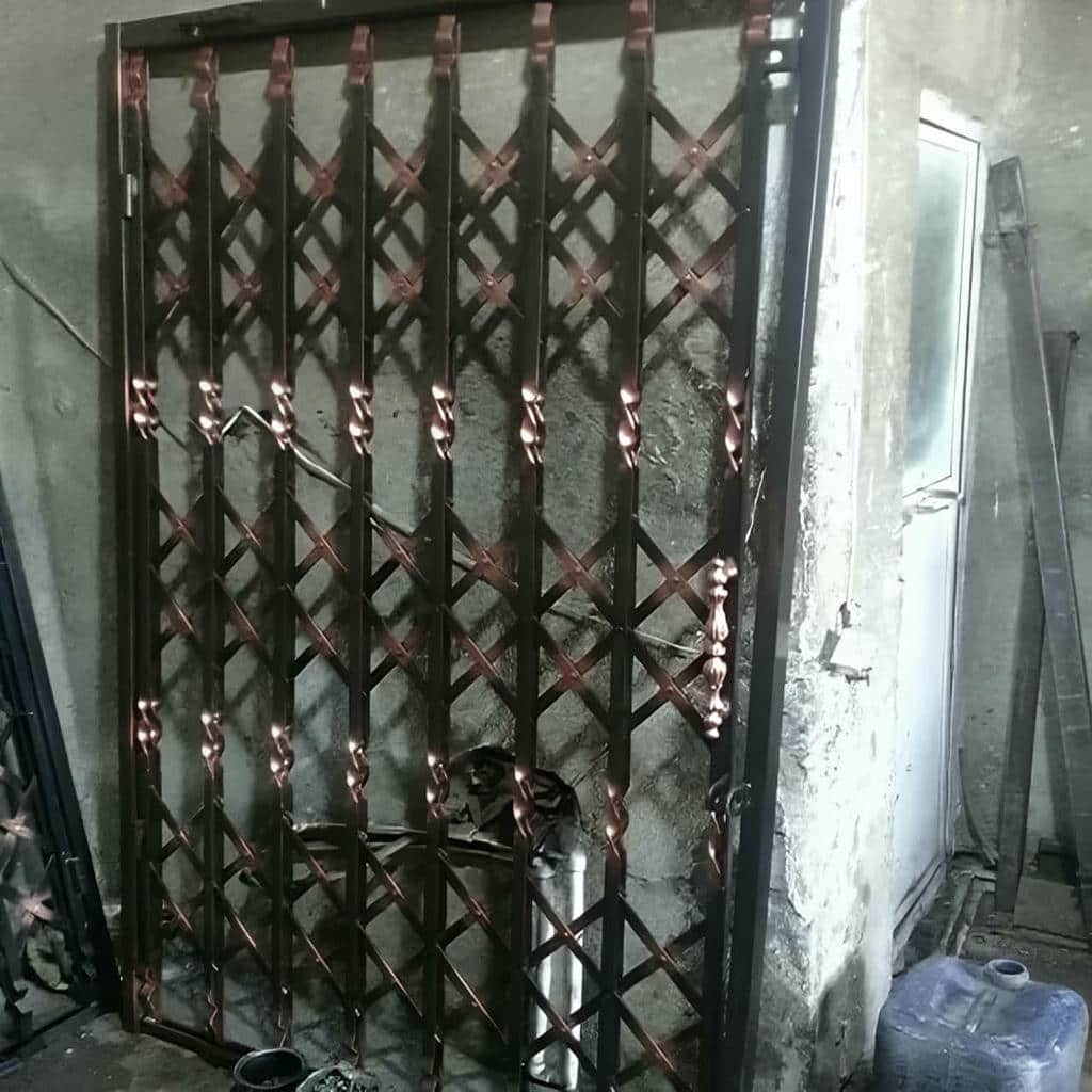 درب آکاردئونی طرح دار لوزی سه گل با فرم متعادل