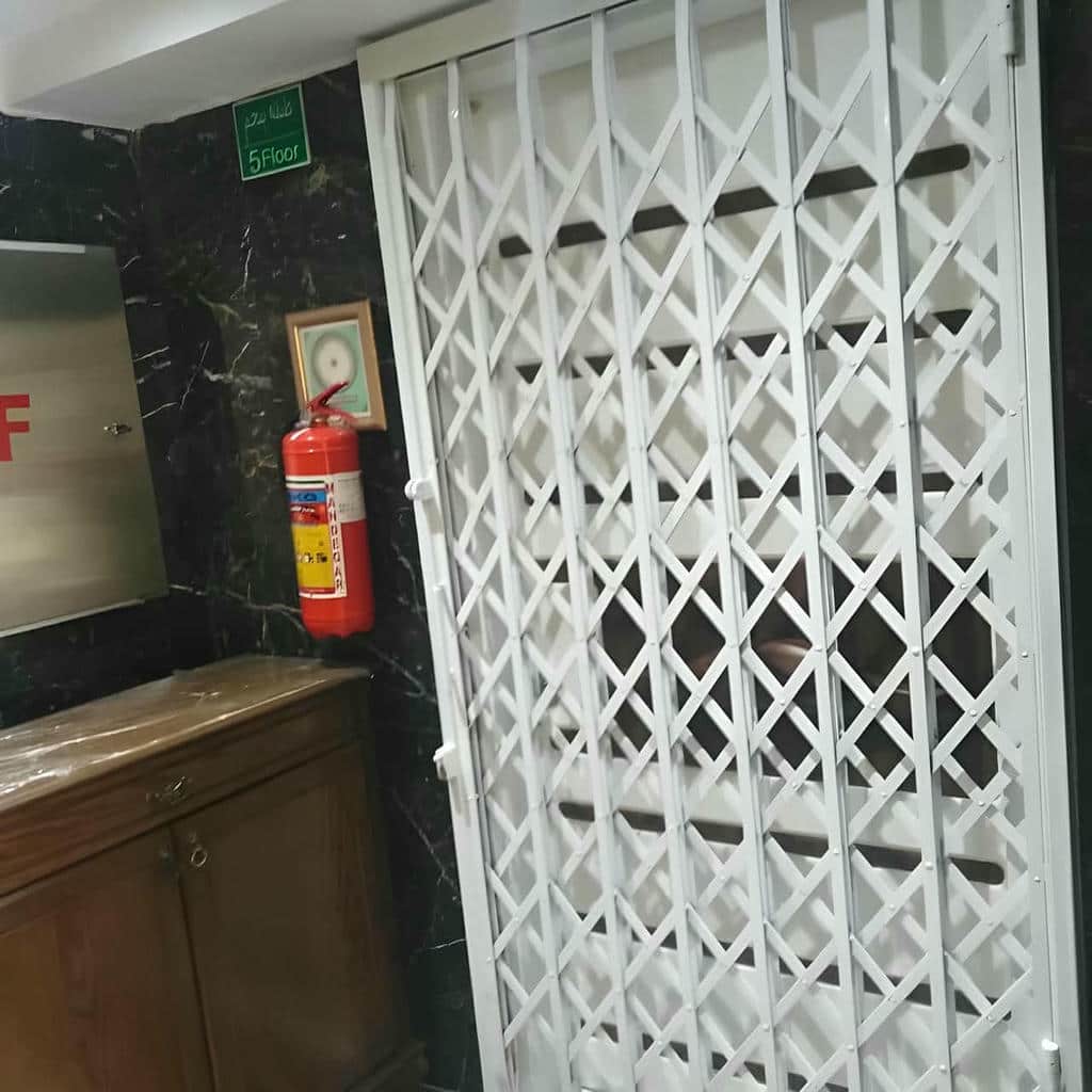 نصب حفاظ پشت درب آپارتمان ریلی با ریل تراز