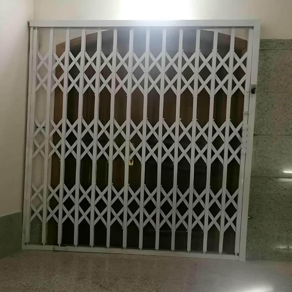 درب آکاردئونی مدرن مشکی چهار گل برای لابی رسمی درب آکاردئونی مدرن مشکی چهار گل برای لابی رسمی