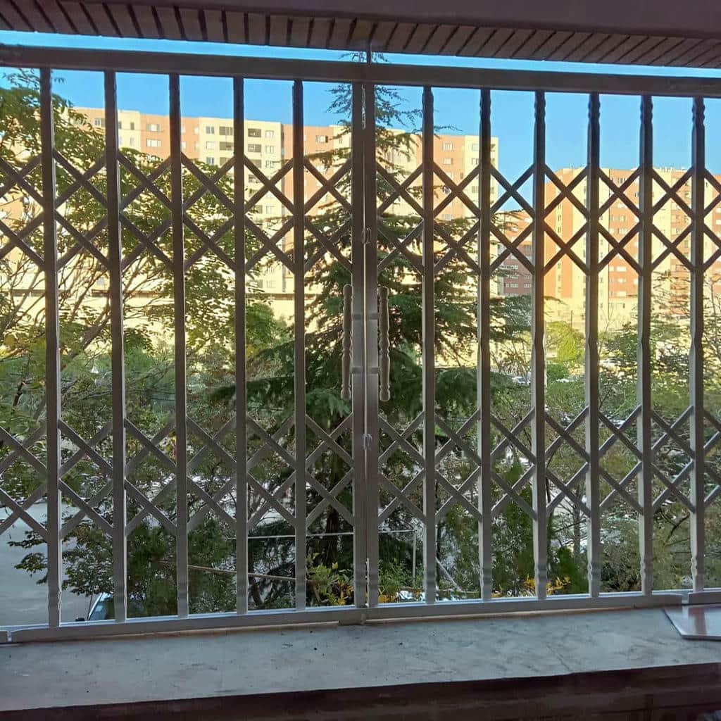 درب آکاردئونی مدرن مشکی با تسمه باریک و قاب مینیمال درب آکاردئونی مدرن مشکی با تسمه باریک و قاب مینیمال