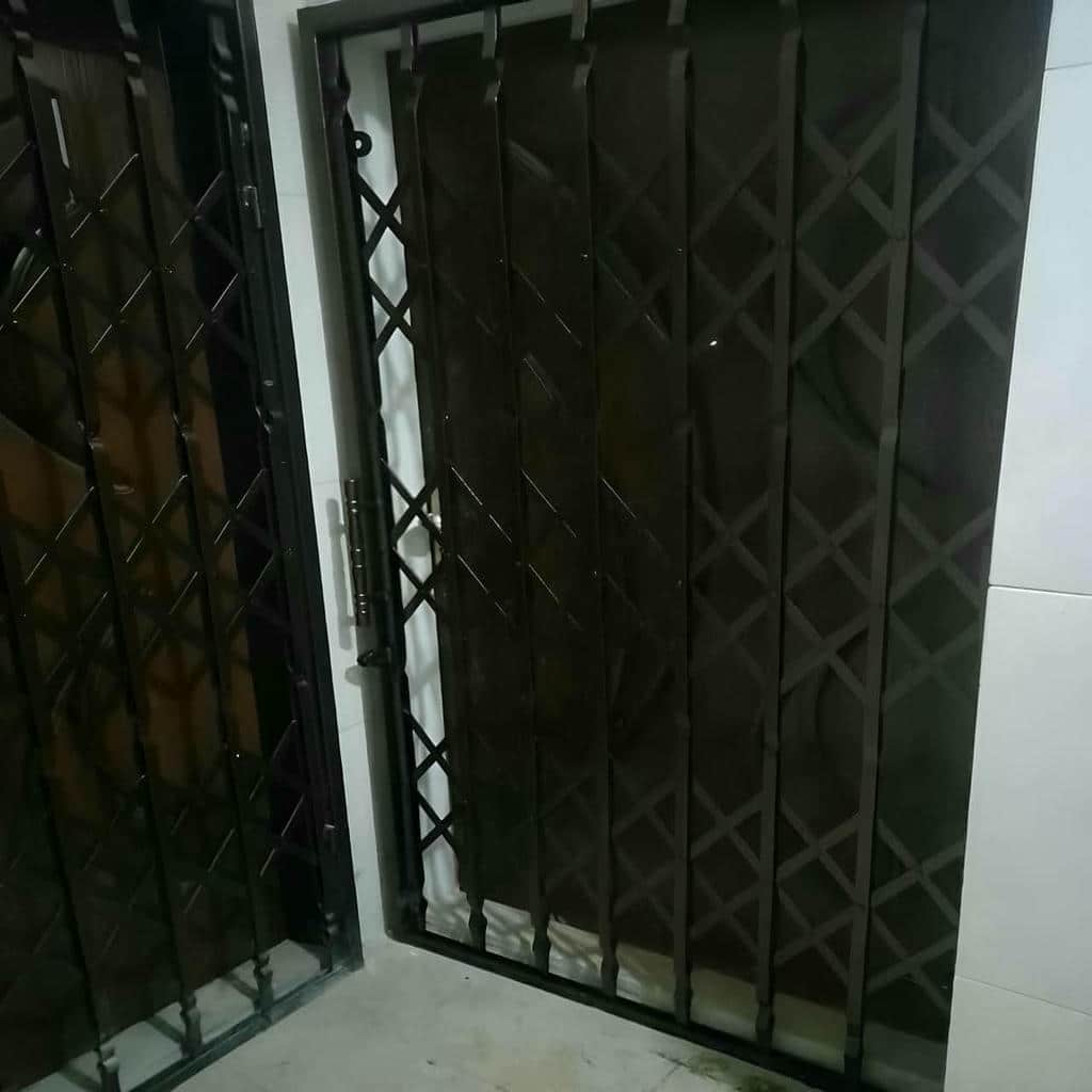 حفاظ پشت درب آپارتمان ریلی با تسمه پهن و خطوط برجسته