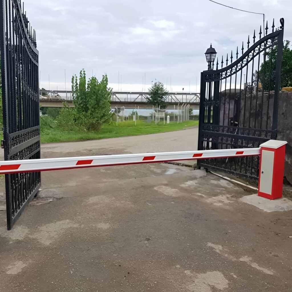 مدل راهبند پارکینگ بازویی چراغ‌دار با نوار ایمنی منظم